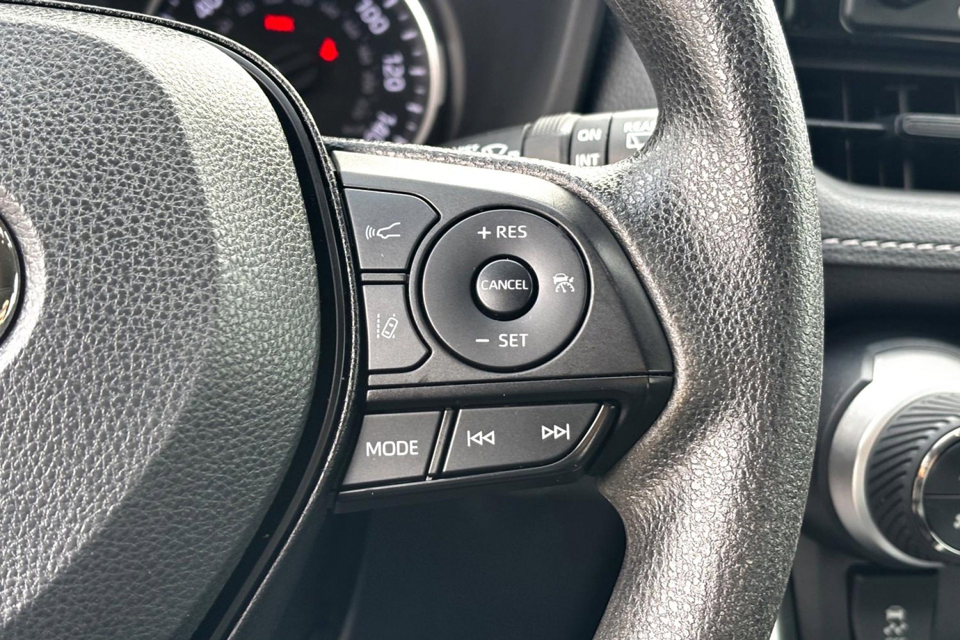2022 Toyota RAV4 Hybrid XLE photo 12