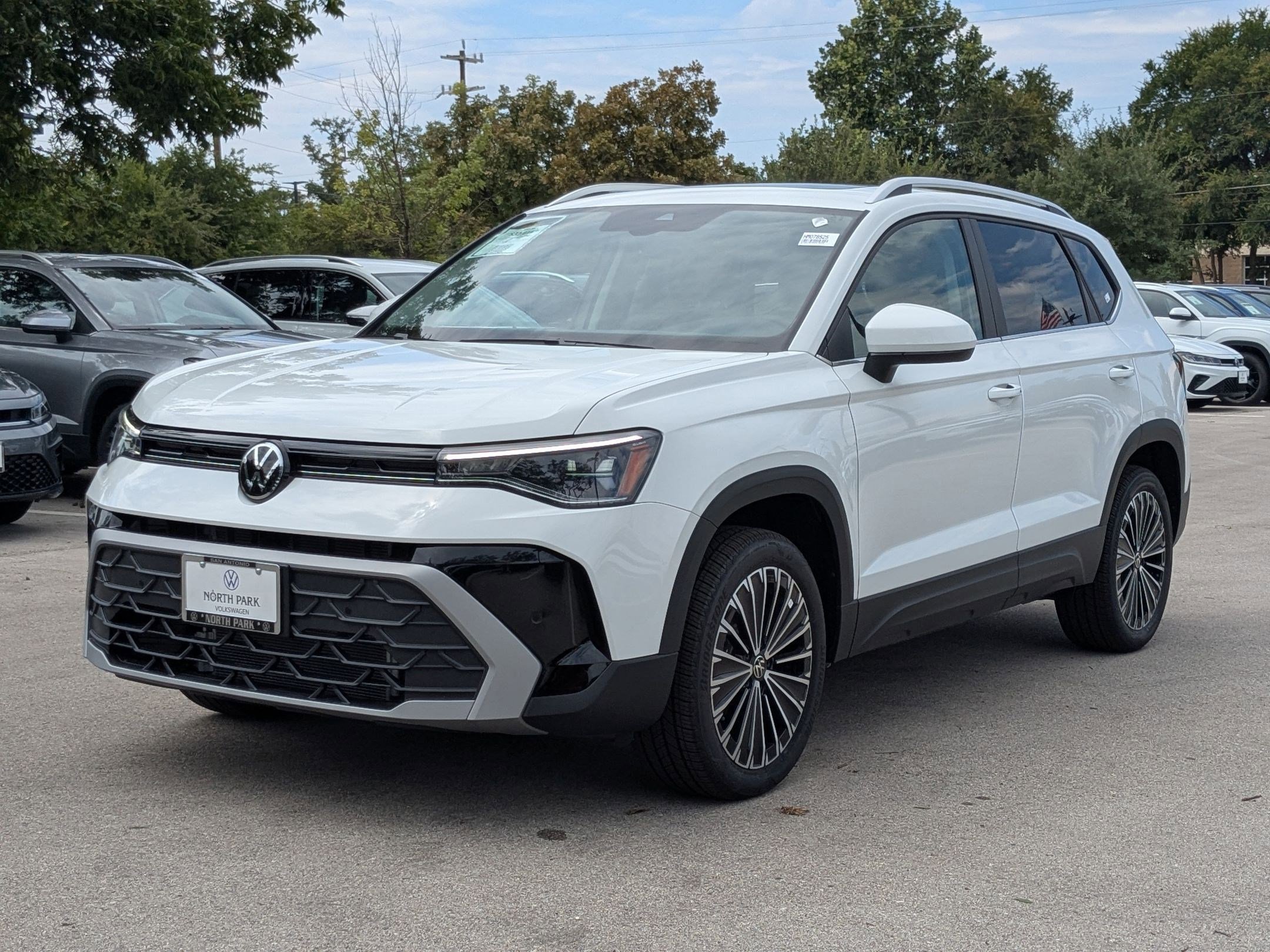 2025 Volkswagen Taos SE photo 4