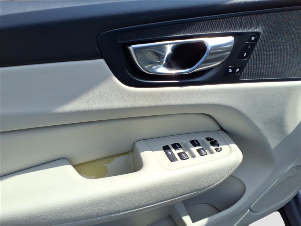 2022 Volvo XC60 B5 Momentum photo 16