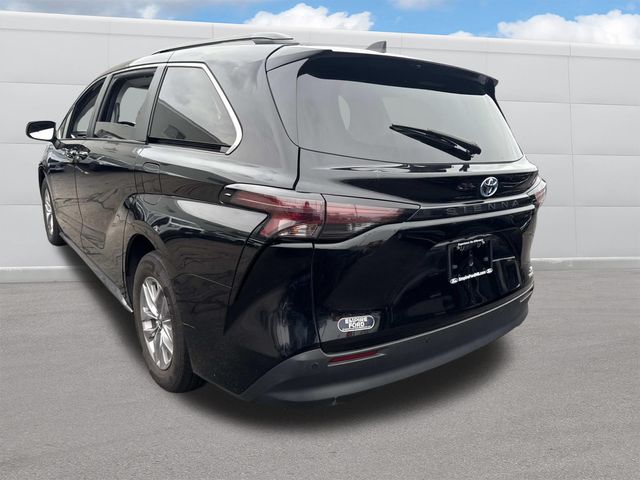 2024 Toyota Sienna XLE photo 3
