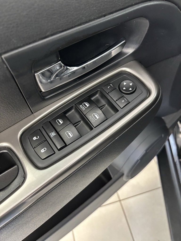 2012 Jeep Liberty Limited Jet photo 2