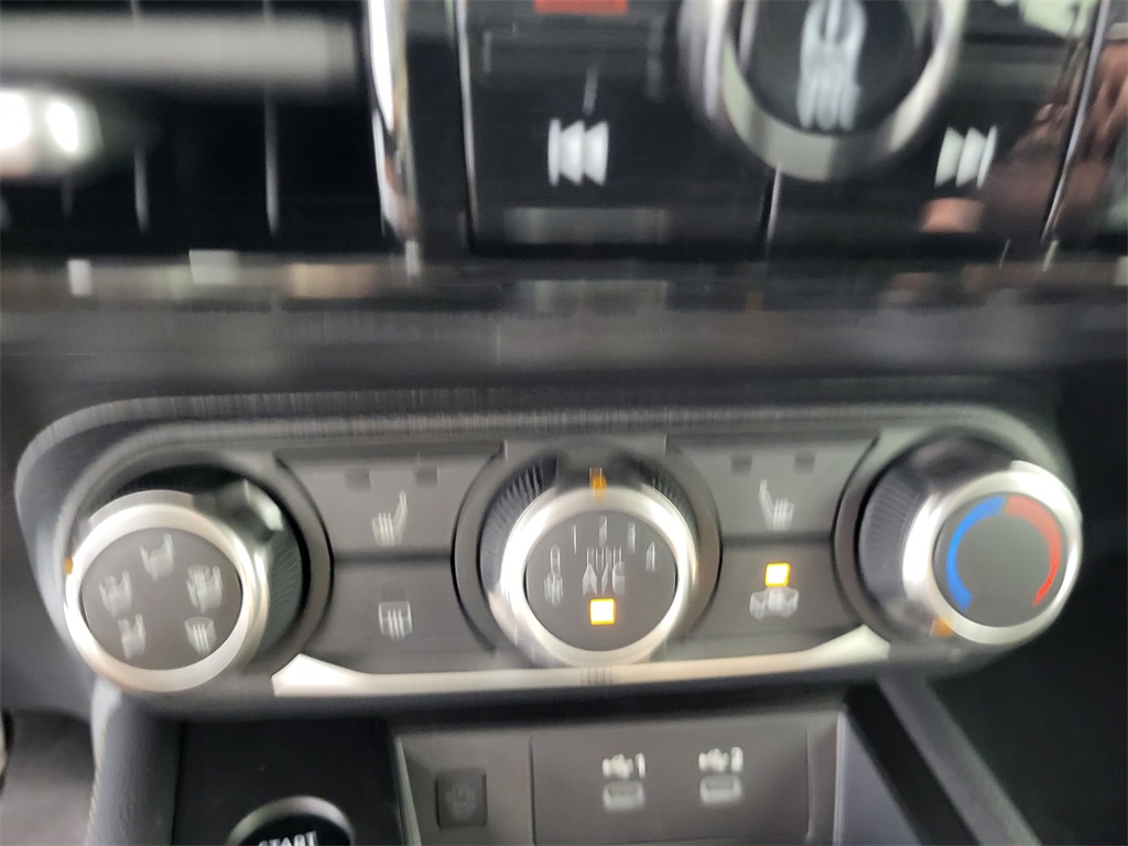 2025 Nissan Kicks SV photo 17