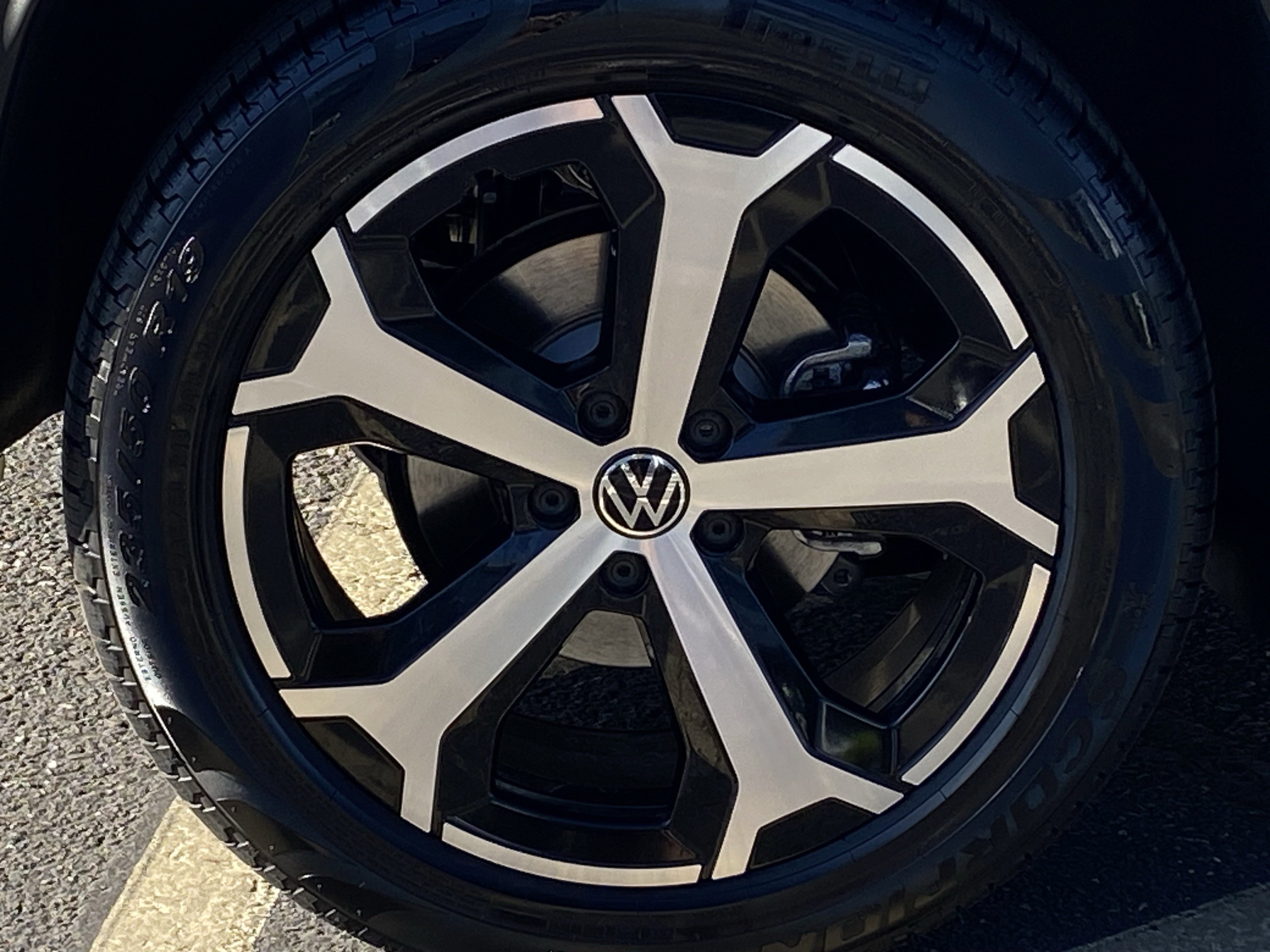 2025 Volkswagen Tiguan SE photo 2