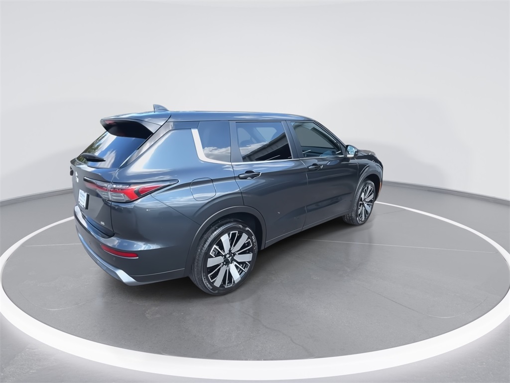 2025 Mitsubishi Outlander SE photo 2