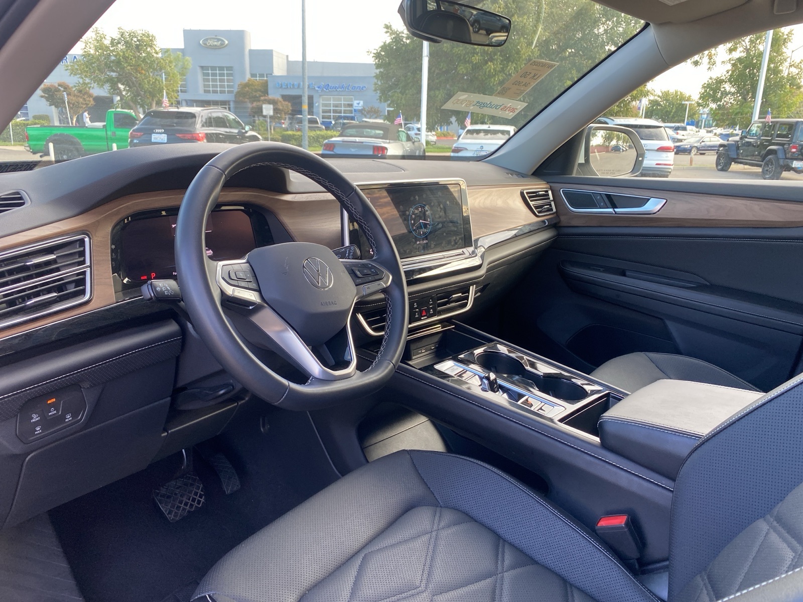 2024 Volkswagen Atlas SE Technology photo 9