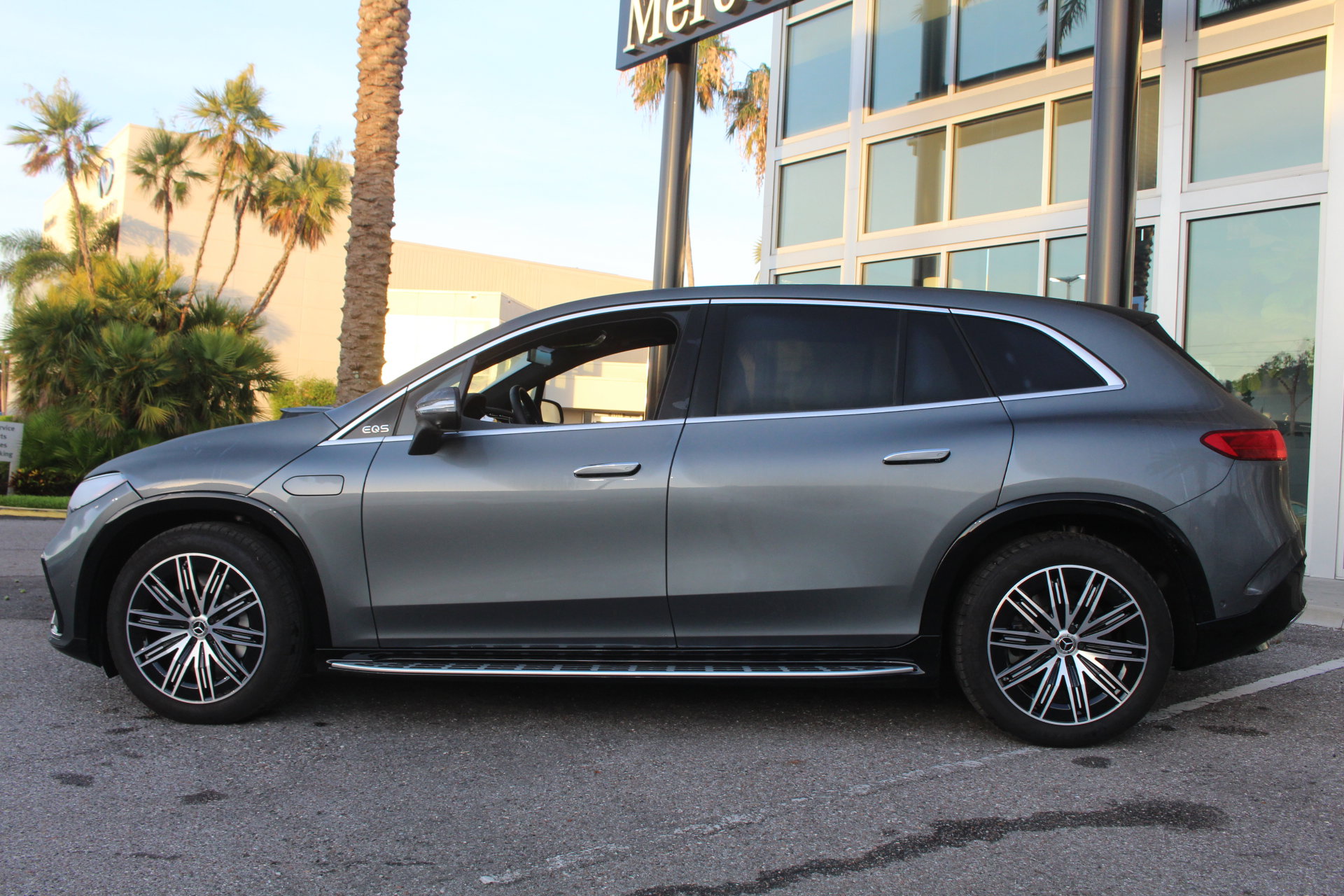 2025 Mercedes Benz EQS SUV 580 4MATIC photo 3