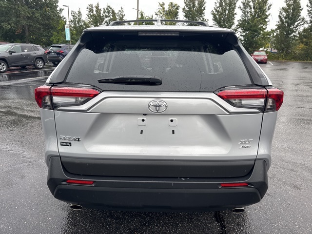 2022 Toyota RAV4 XLE photo 2