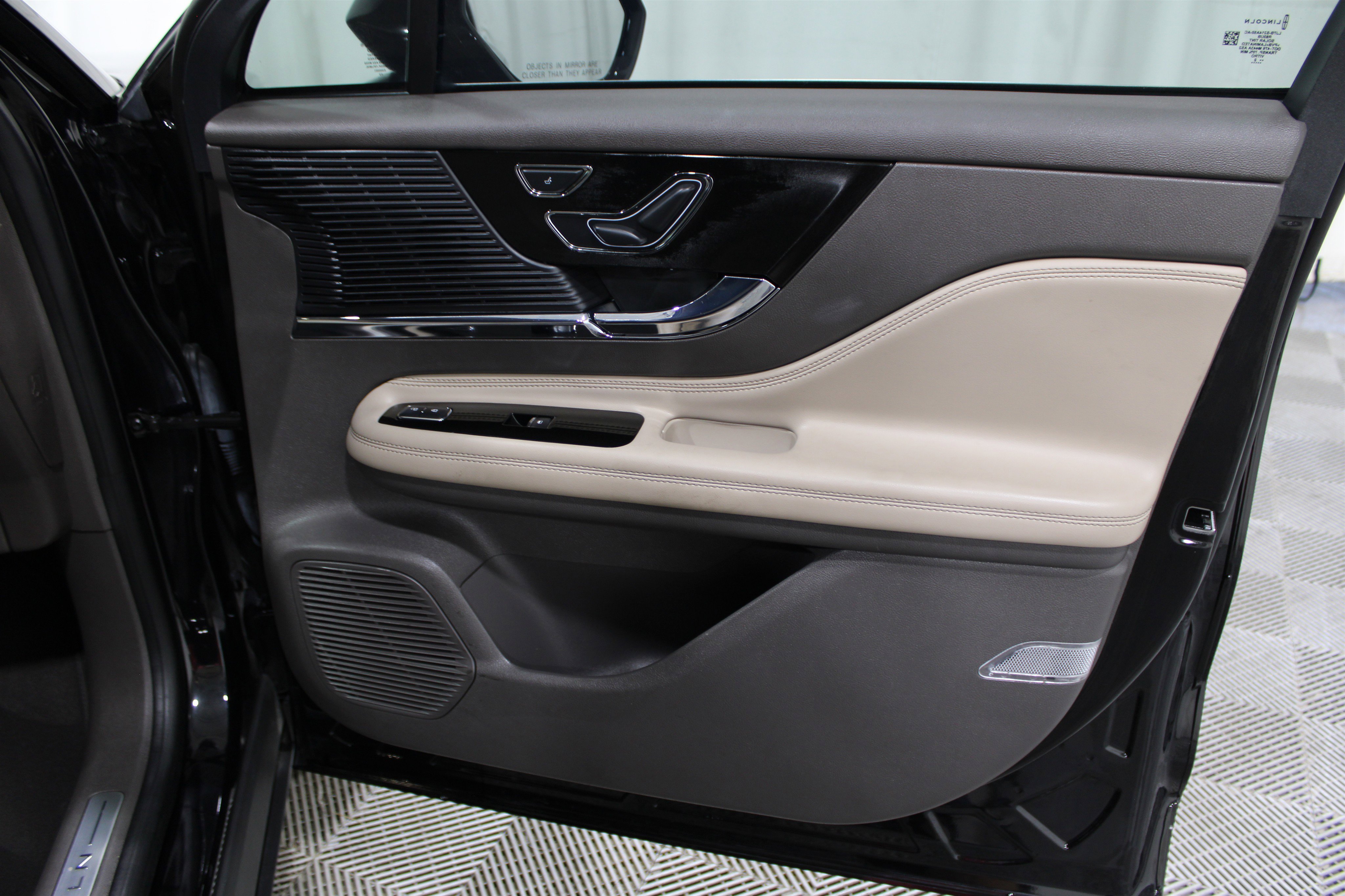 2022 Lincoln Corsair Standard photo 15