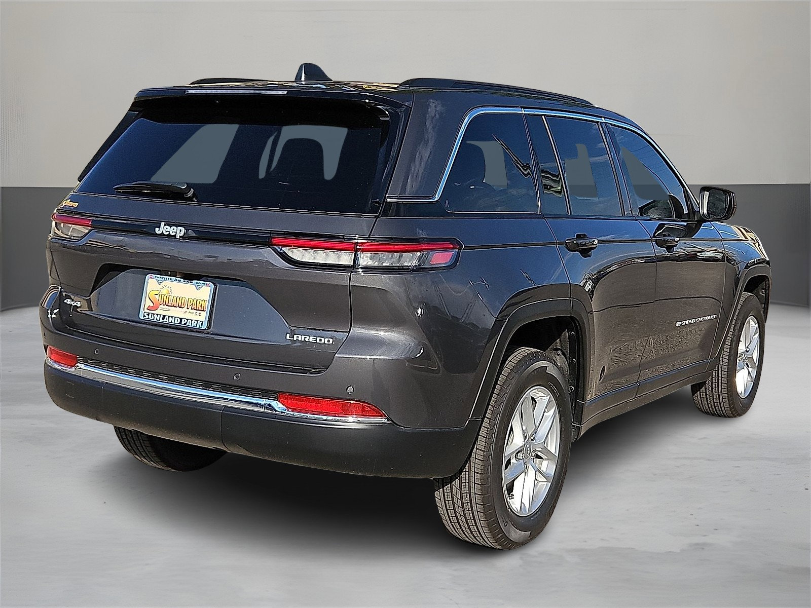 2025 Jeep Grand Cherokee Laredo X photo 3