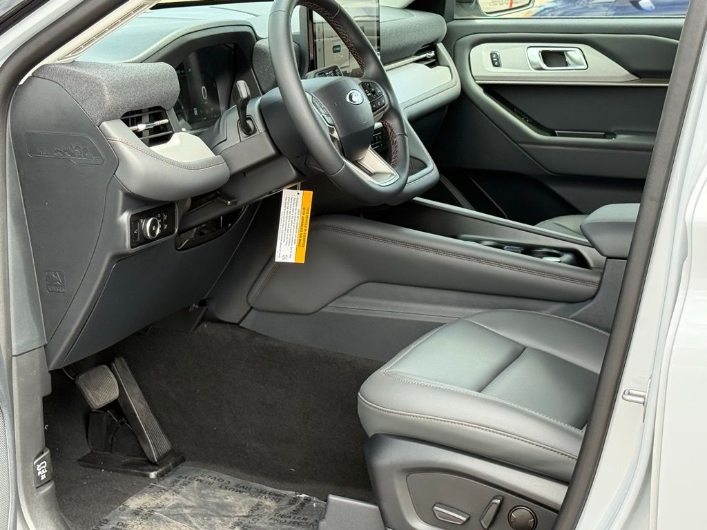 2025 Ford Explorer photo 6