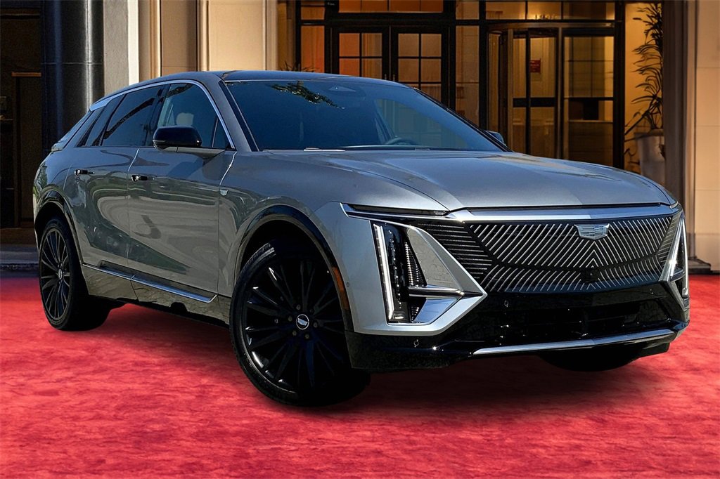 2025 Cadillac Lyriq Luxury photo 2