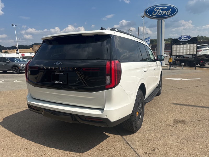 2025 Ford Expedition photo 3