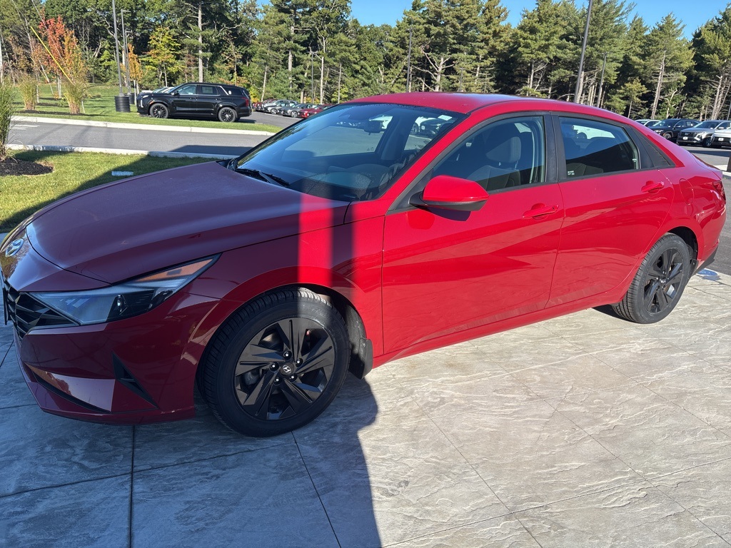 2022 Hyundai Elantra SEL photo 2