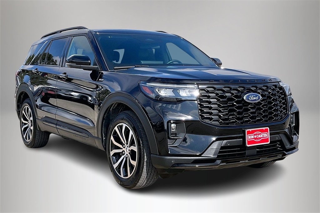 2025 Ford Explorer ST-LINE's photo