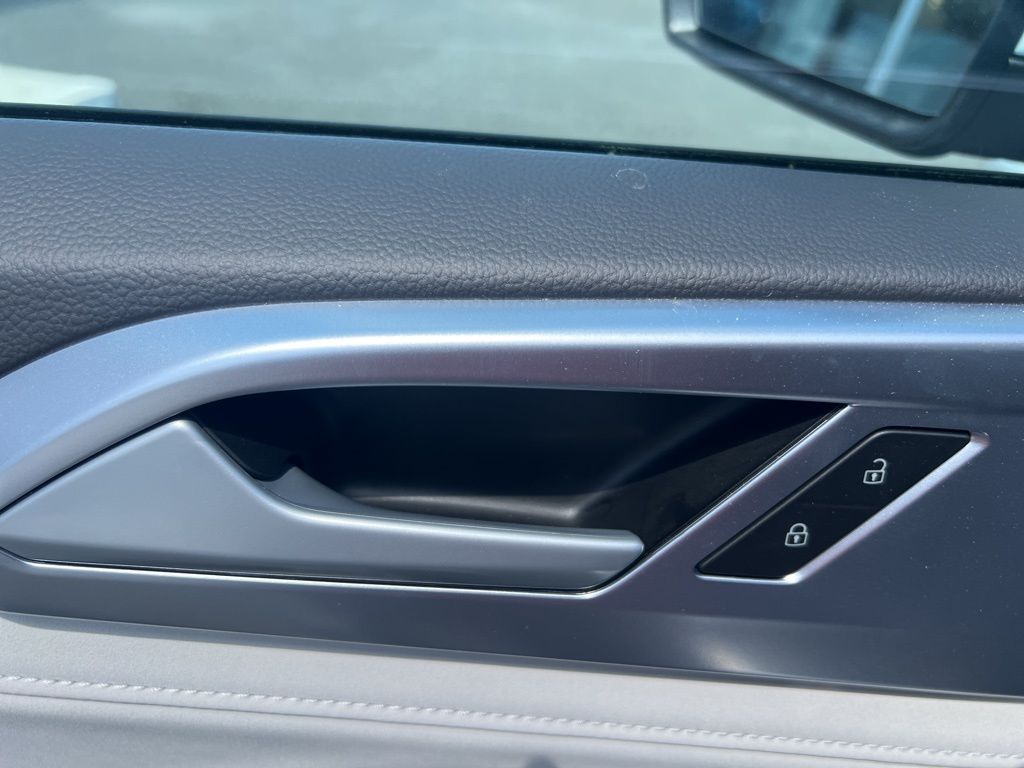 2025 Volkswagen Taos SE photo 16