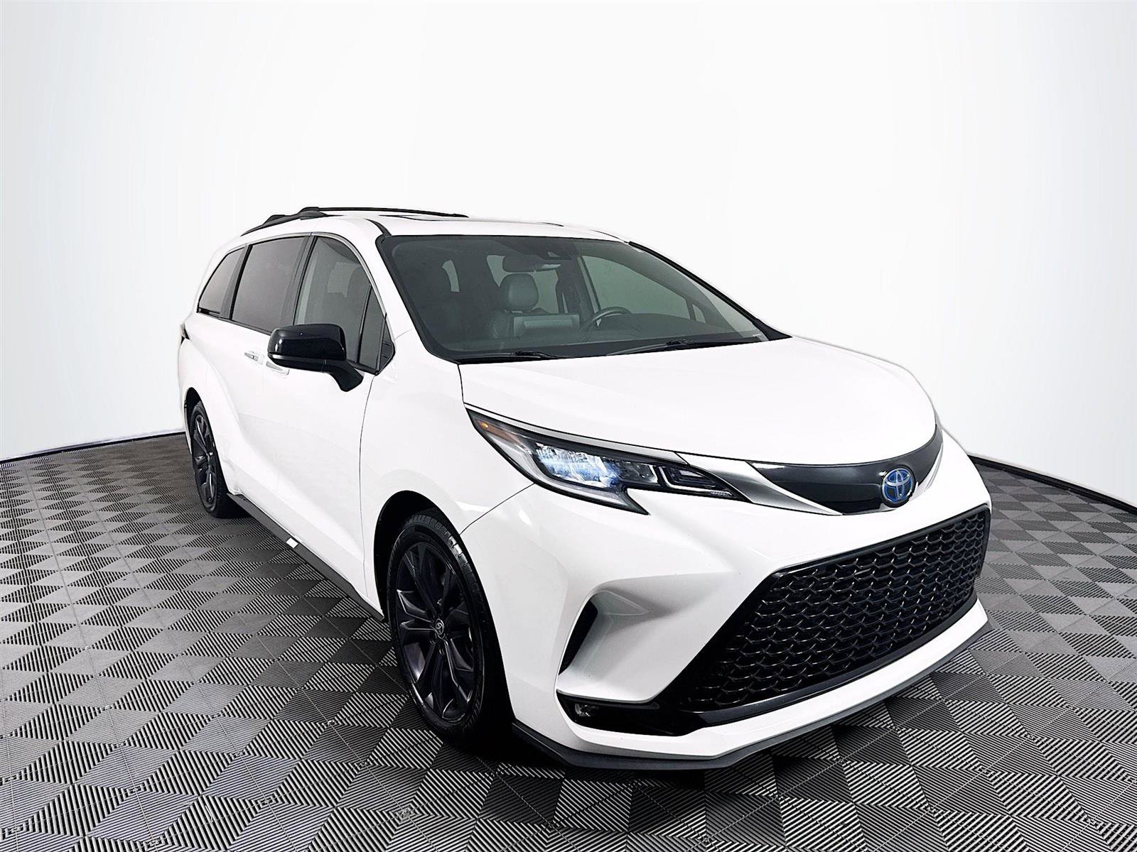 2023 Toyota Sienna XSE photo 3