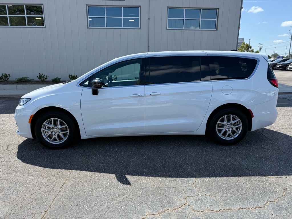 2025 Chrysler Pacifica photo 6