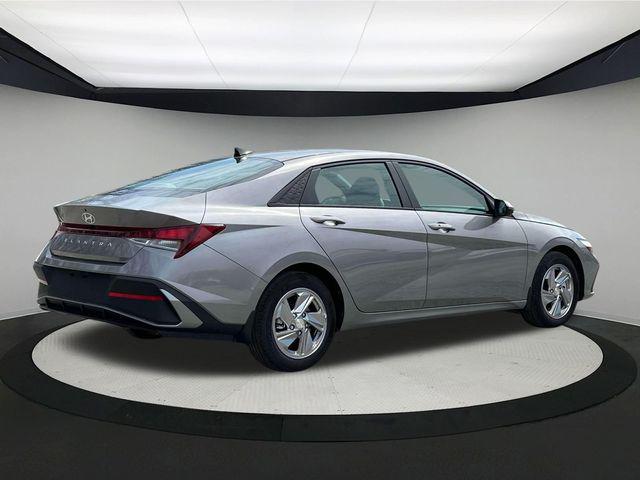 2025 Hyundai Elantra SE photo 8
