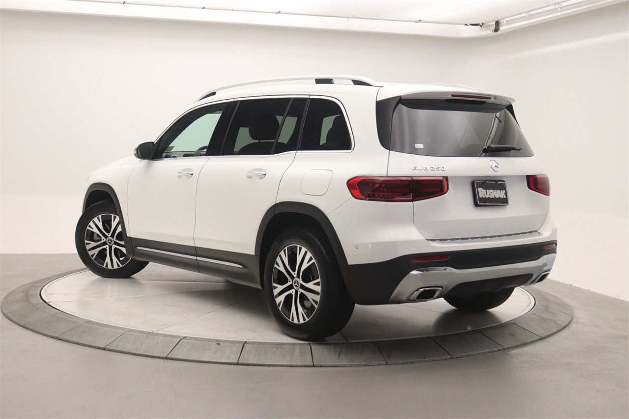 2026 Mercedes Benz GLB 250 photo 2