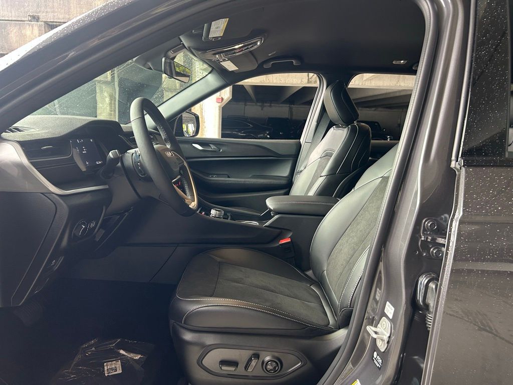 2025 Jeep Grand Cherokee Laredo Altitude photo 10