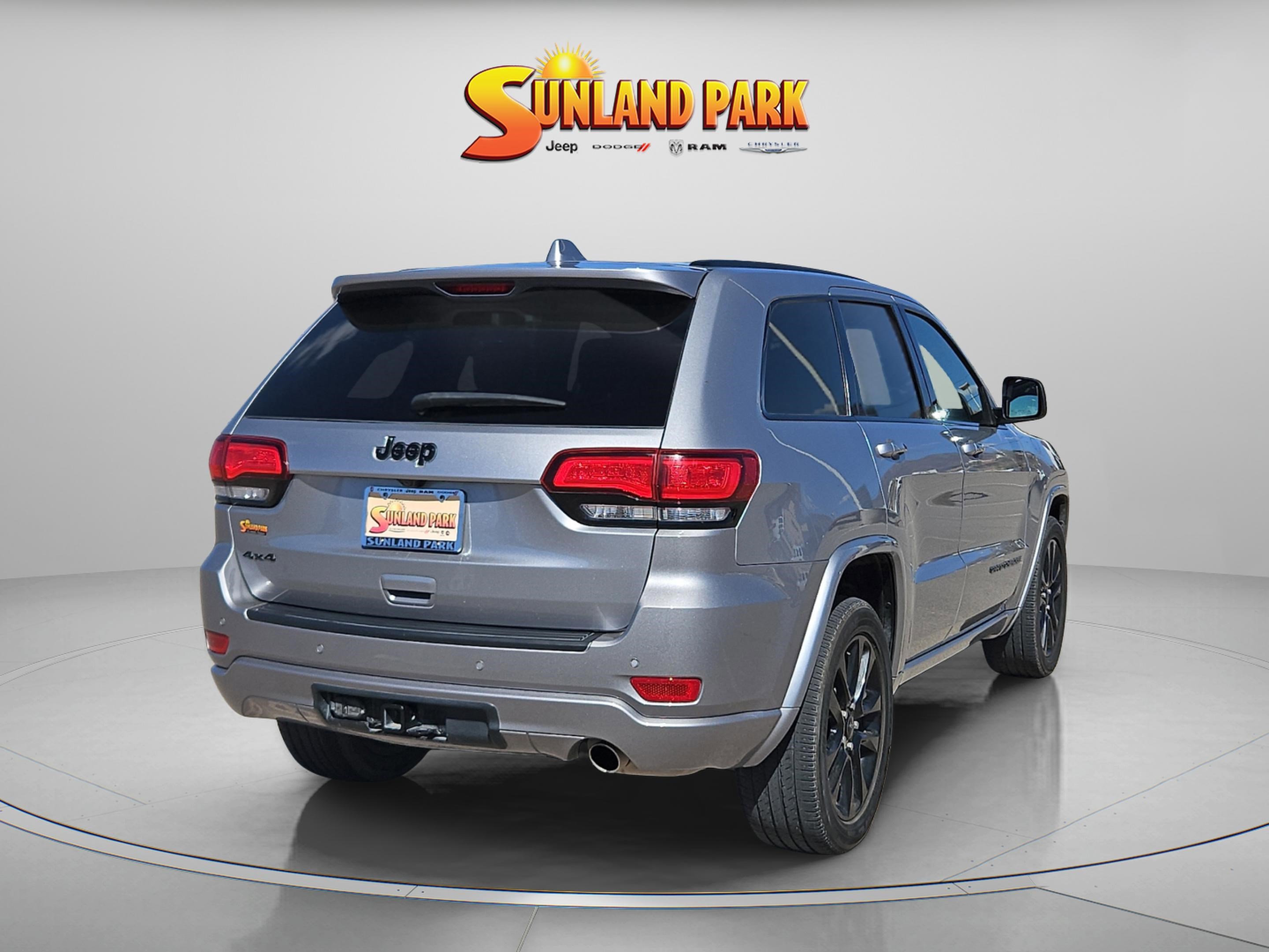 2021 Jeep Grand Cherokee Laredo X photo 4