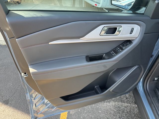 2025 Ford Explorer photo 6