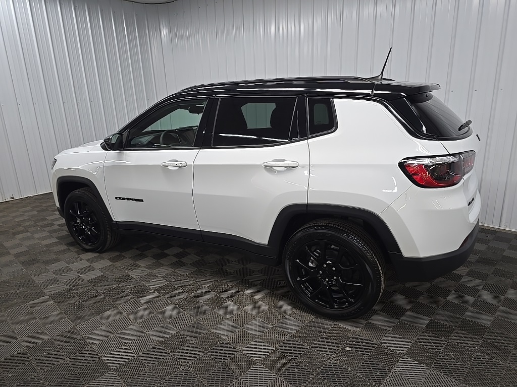 2023 Jeep Compass Altitude photo 2