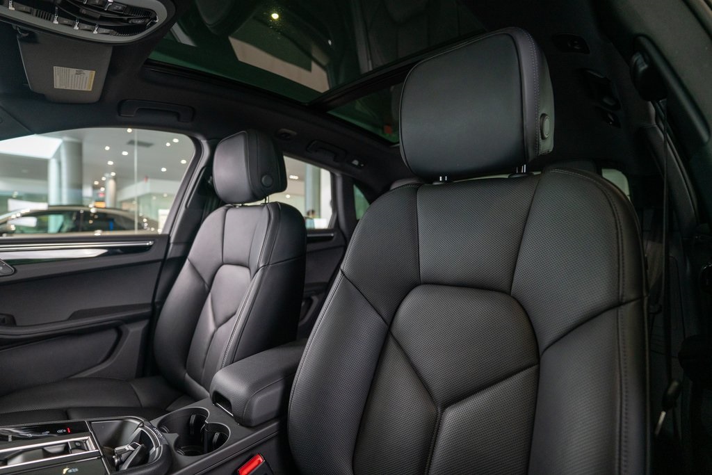 2025 Porsche Macan Base photo 5