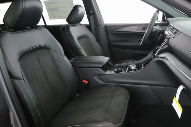 2025 Jeep Grand Cherokee Altitude photo 30