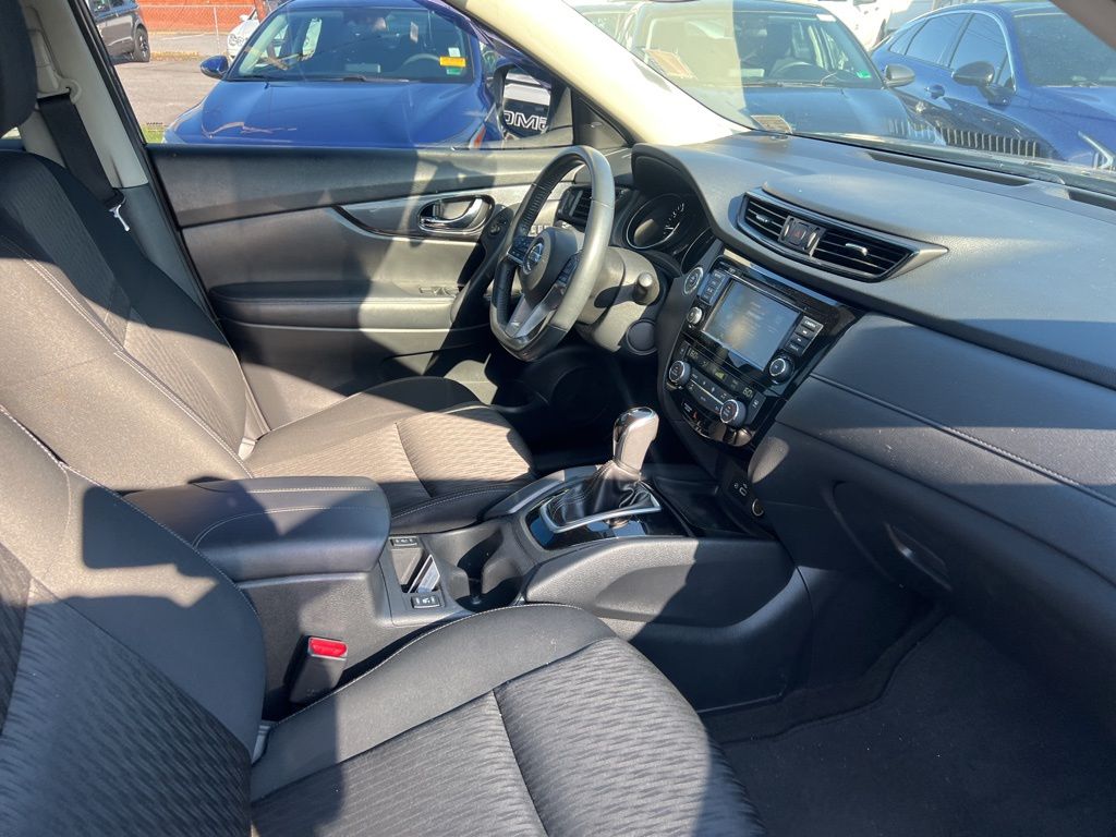 2018 Nissan Rogue SV photo 25