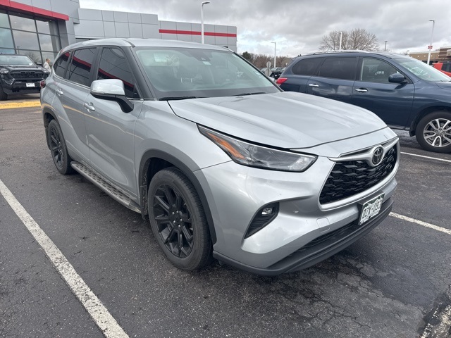 2024 Toyota Highlander LE photo 3