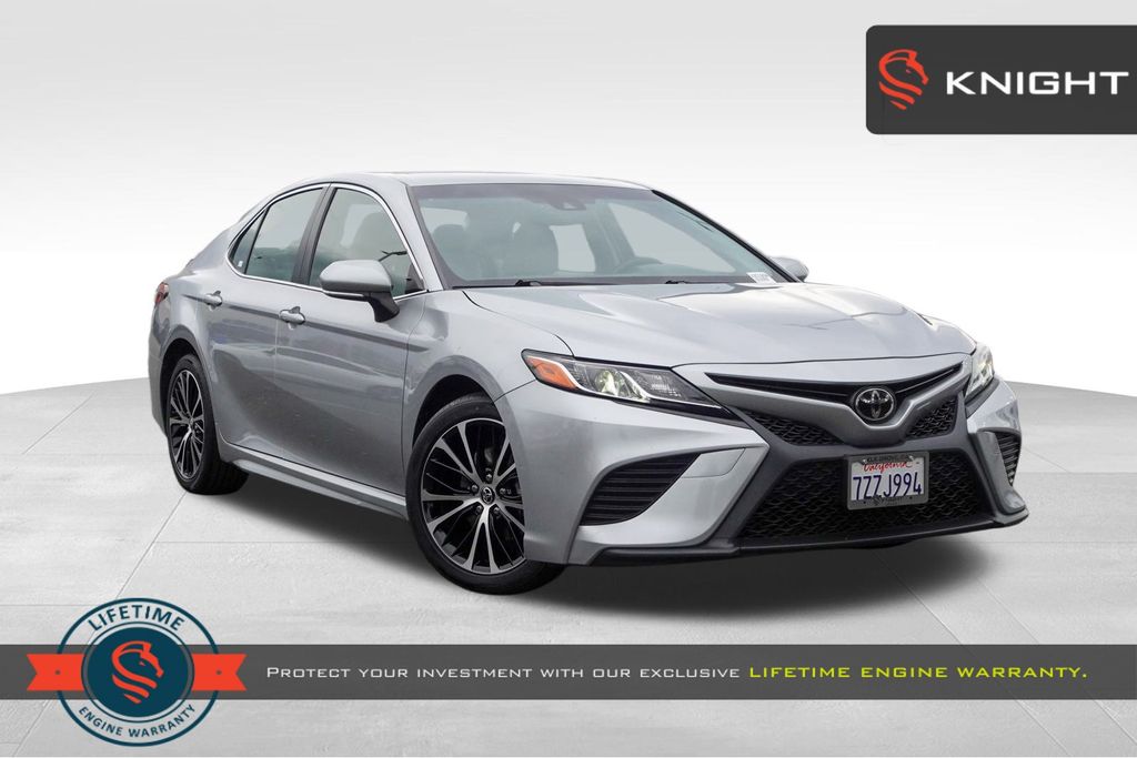 2018 Toyota Camry SE's photo