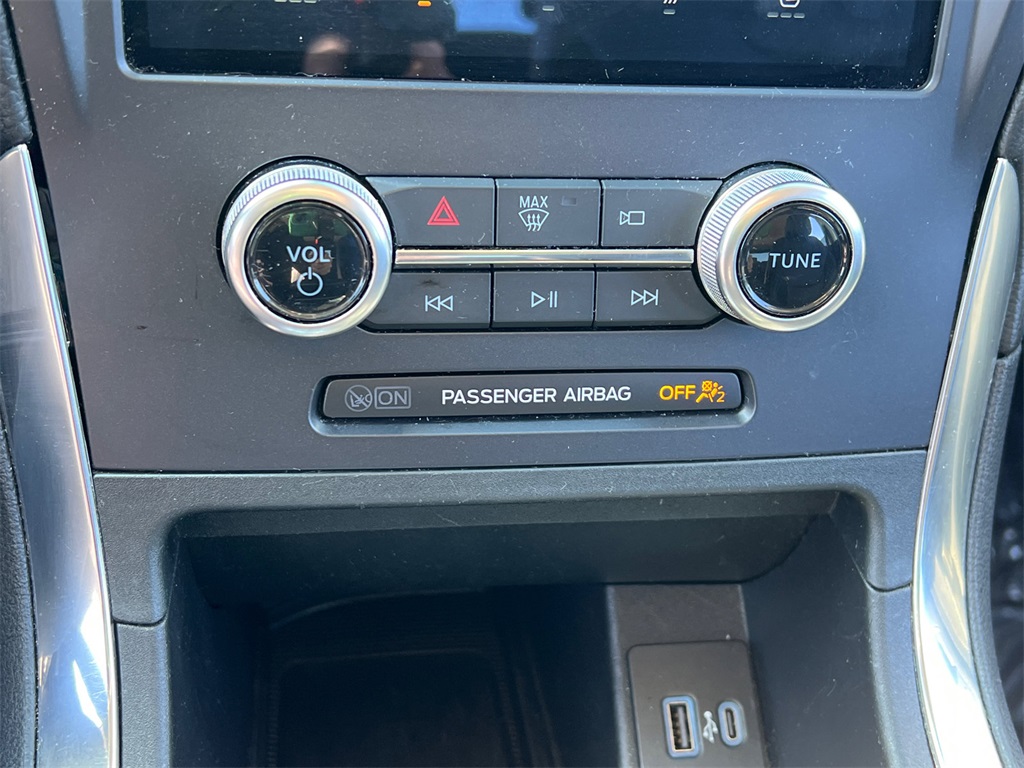 2024 Ford Edge Titanium photo 19
