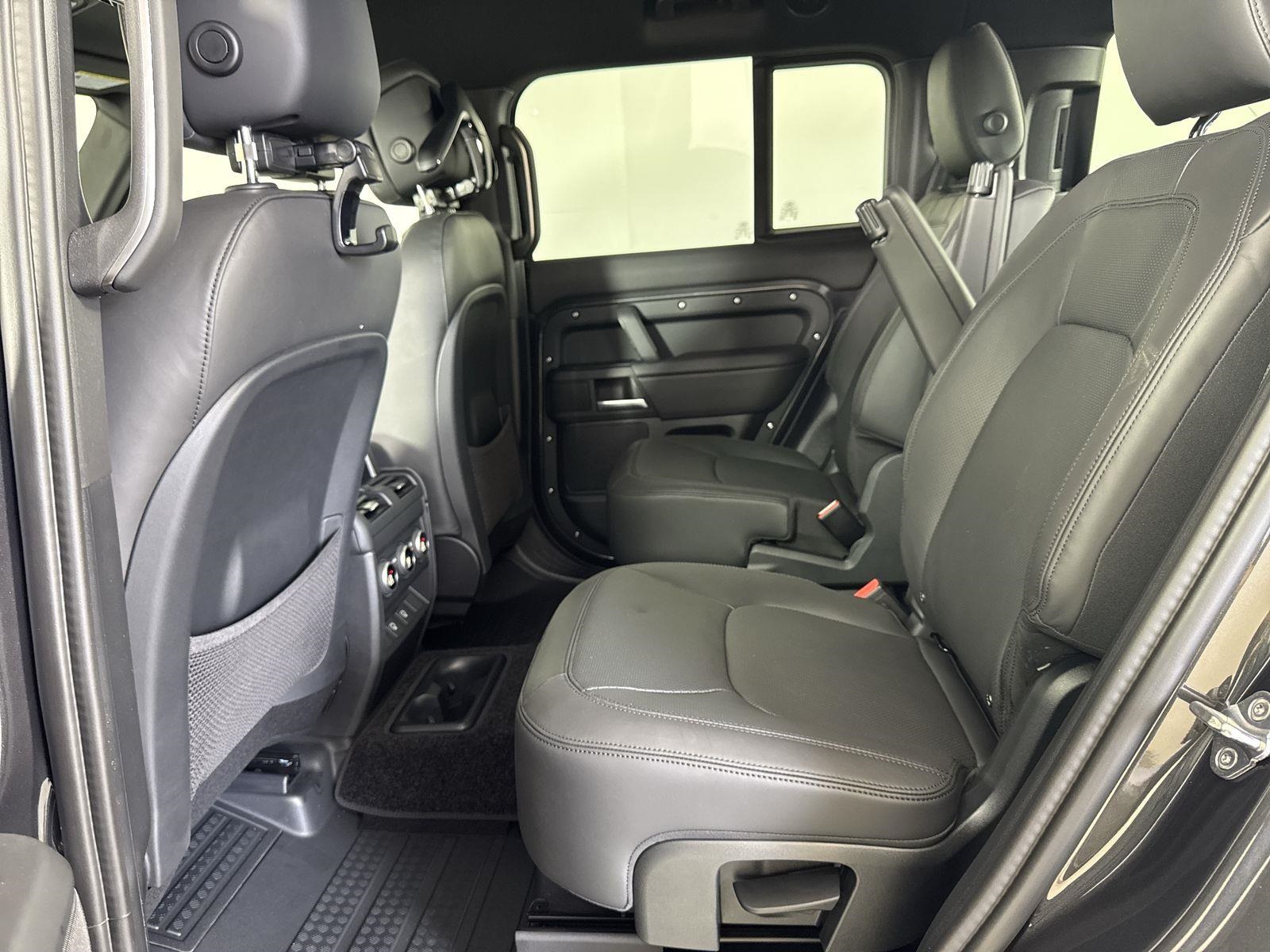 2025 Land Rover Defender 130 X-Dynamic SE photo 26
