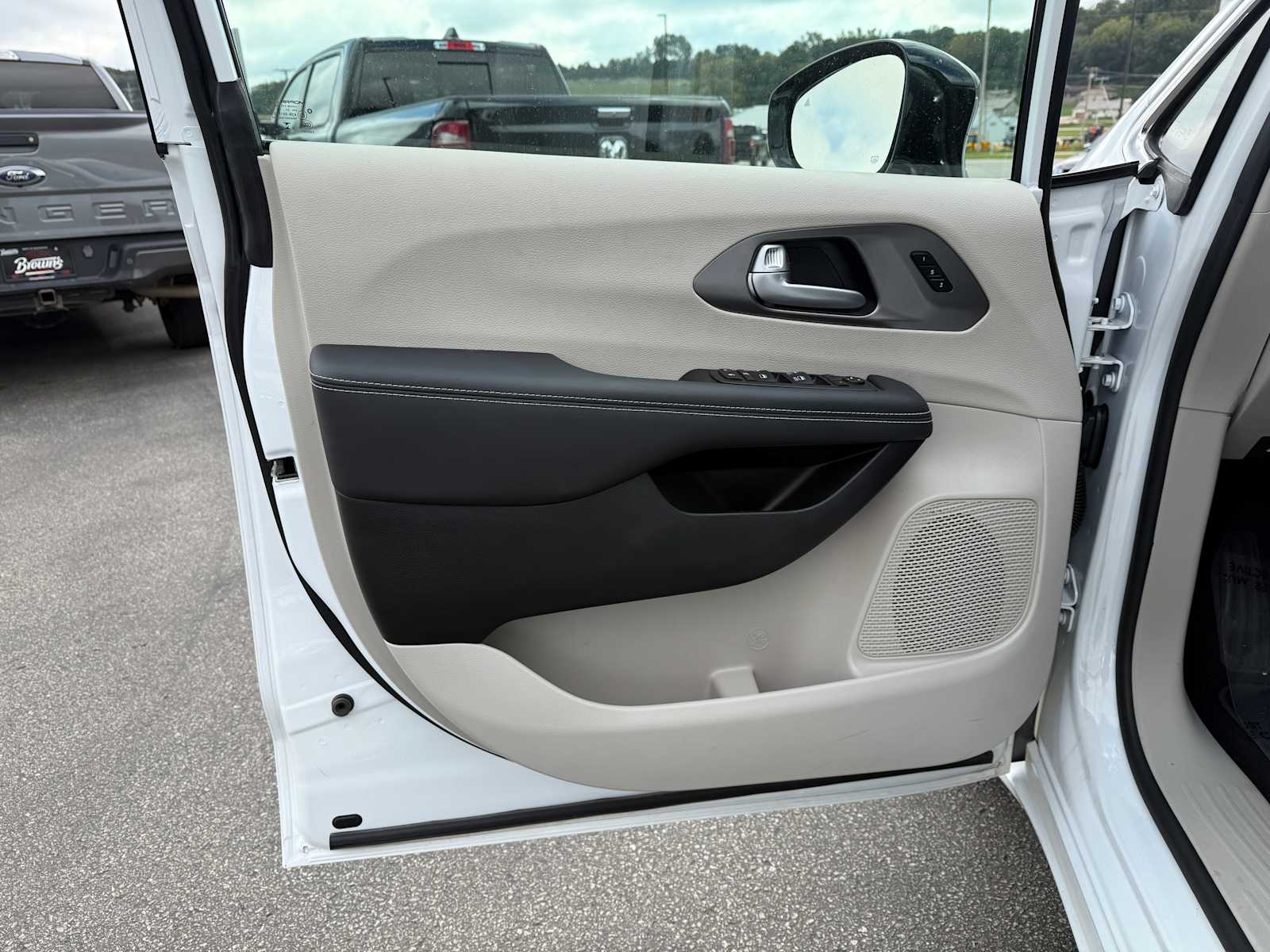 2024 Chrysler Pacifica Touring L photo 12