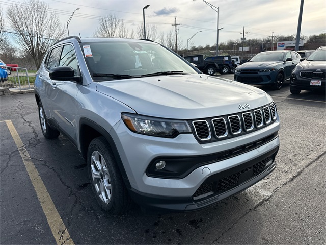 2025 Jeep Compass Latitude photo 3