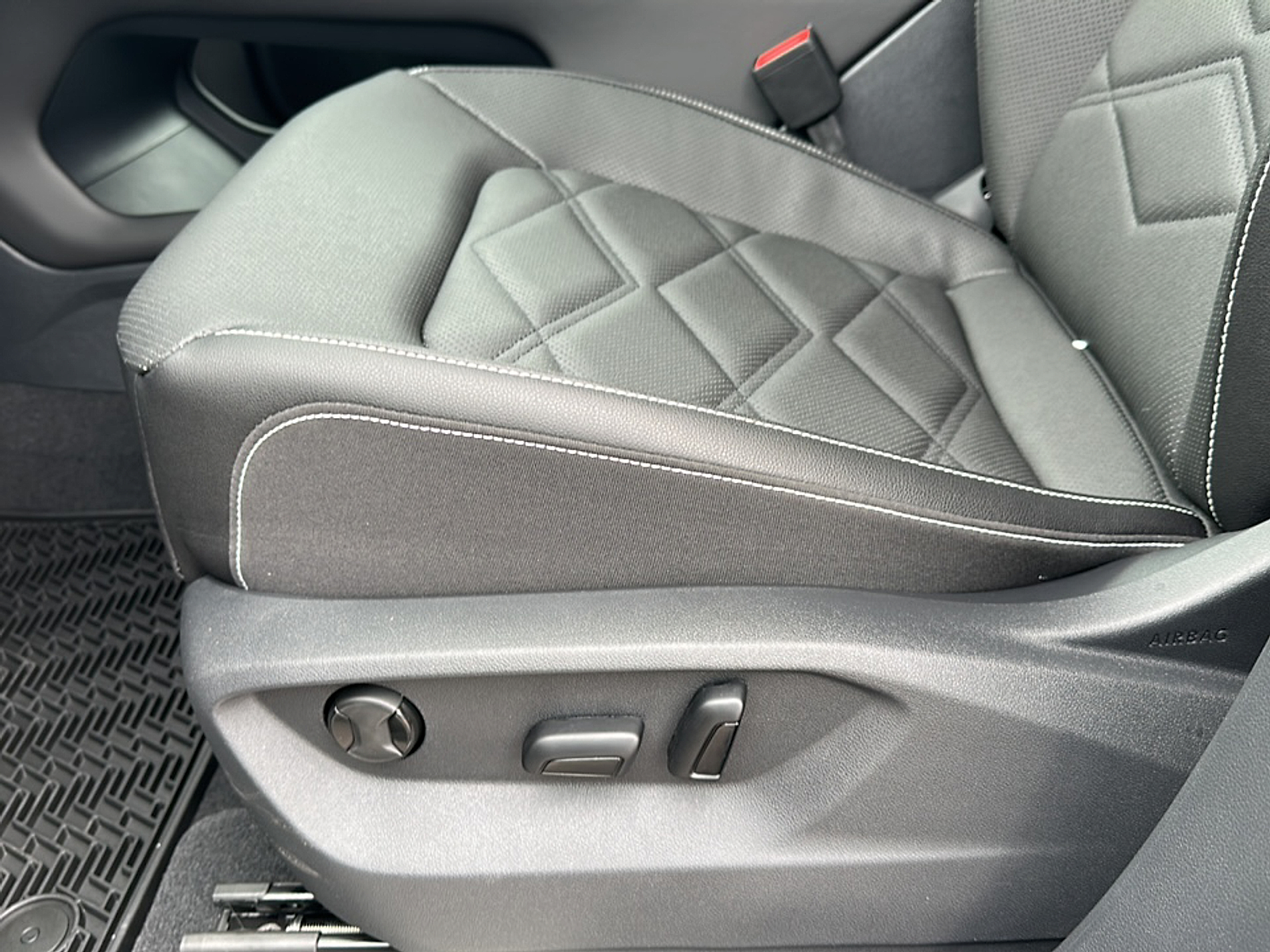 2025 Volkswagen Atlas SE Technology photo 4