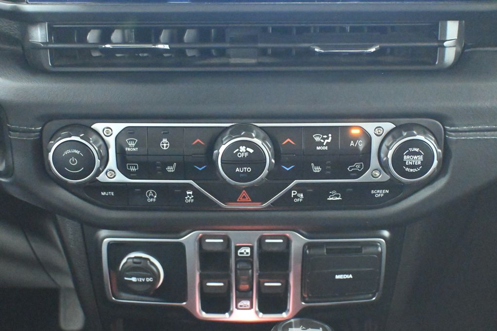 2024 Jeep Wrangler Sahara photo 24