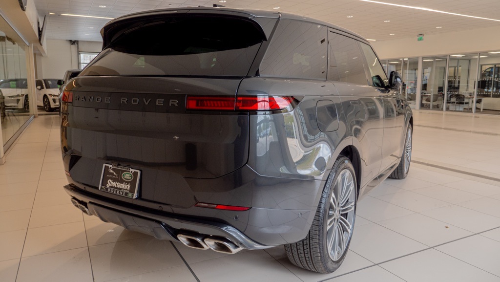 2025 Land Rover Range Rover Sport SE photo 4