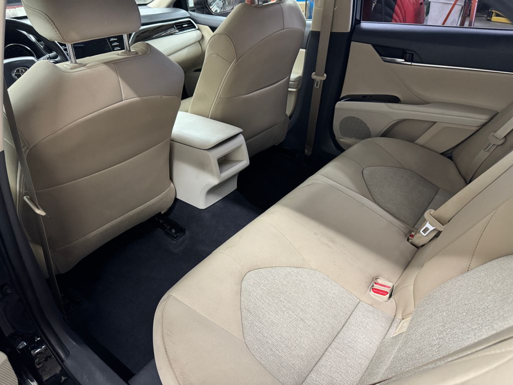 2018 Toyota Camry Hybrid LE photo 12