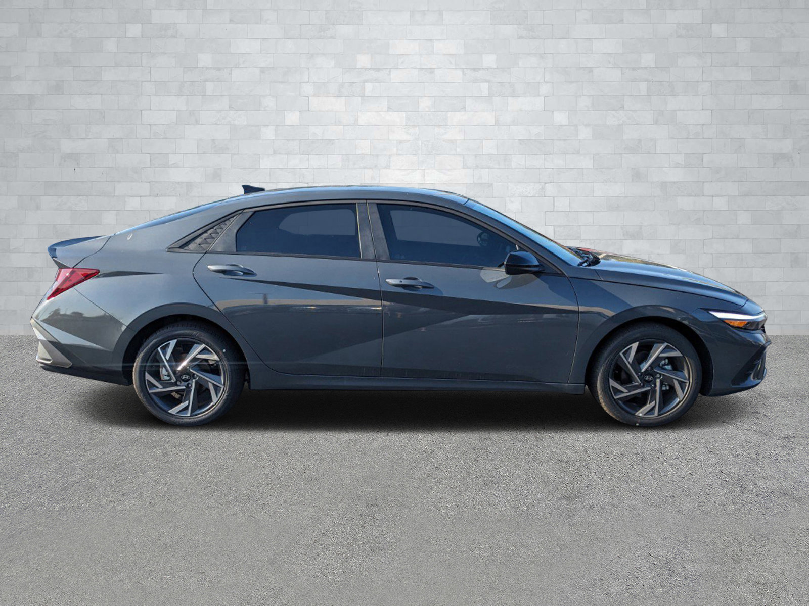 2025 Hyundai Elantra SEL Sport photo 3