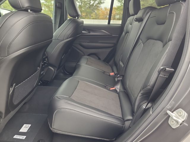 2025 Jeep Grand Cherokee Altitude photo 4