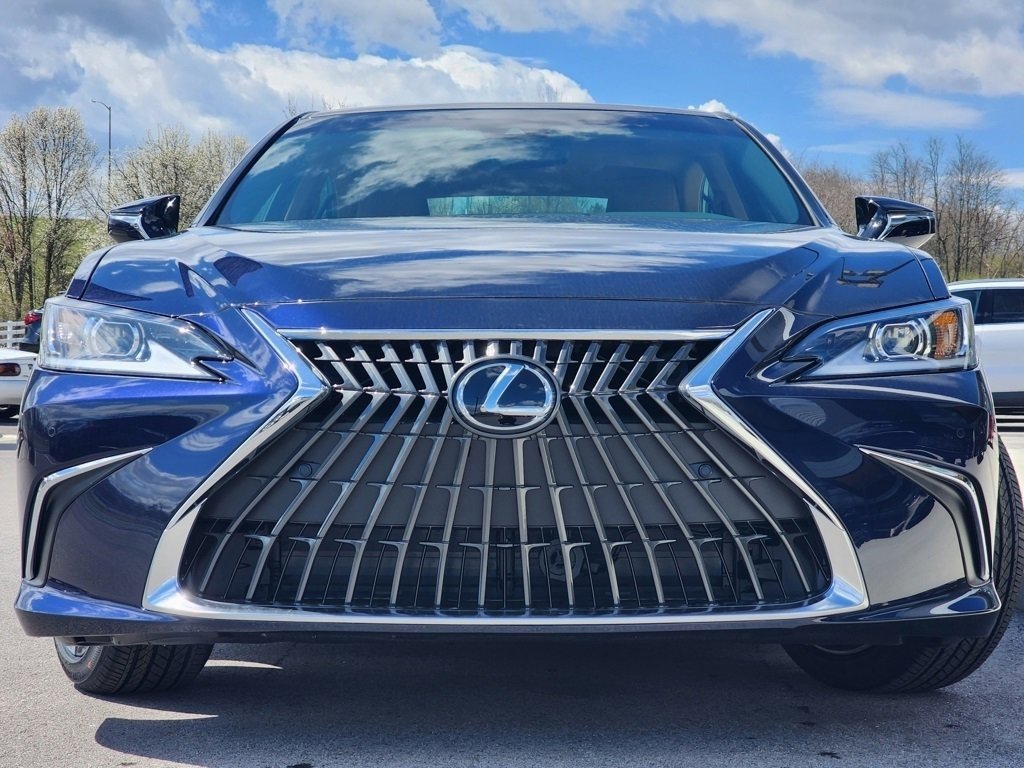 2025 Lexus ES 300h photo 2