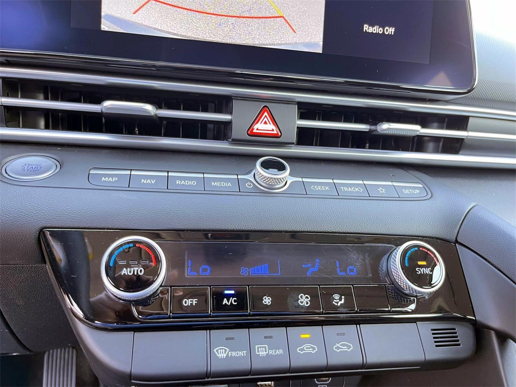 2024 Hyundai Elantra SEL photo 18