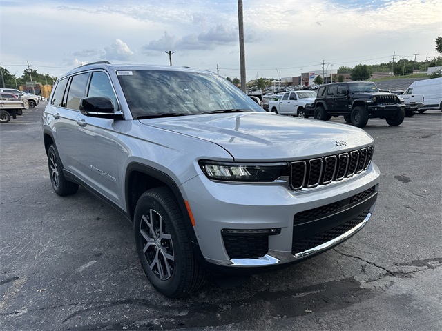 2025 Jeep Grand Cherokee Limited photo 3