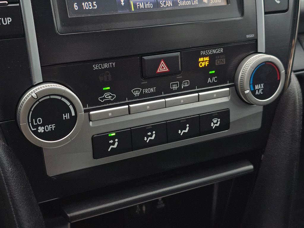 2014 Toyota Camry SE photo 27