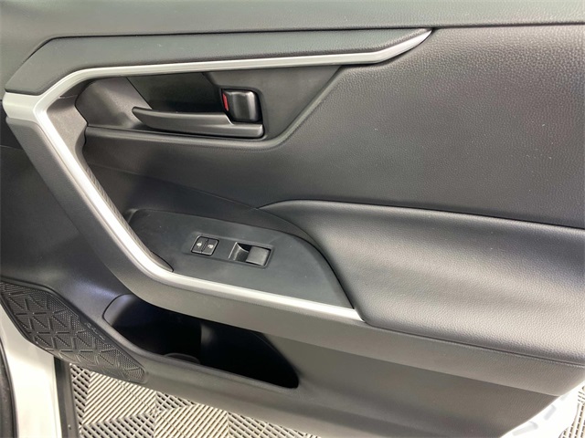 2022 Toyota RAV4 LE photo 18
