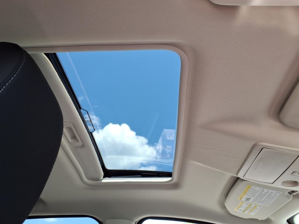 Used 2021 Red Ford SE image 6