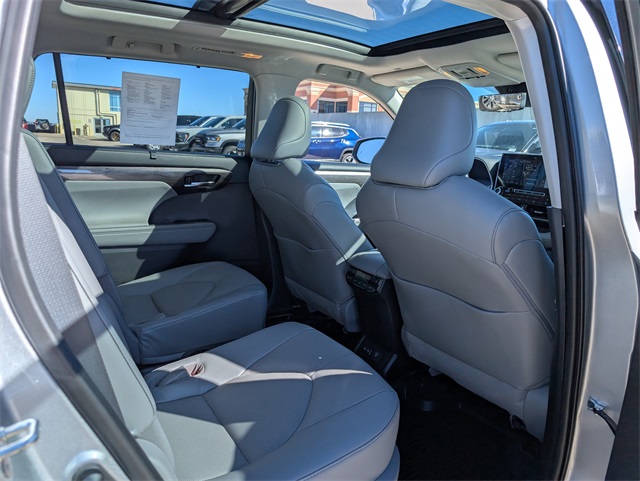 2022 Toyota Highlander Hybrid Platinum photo 7