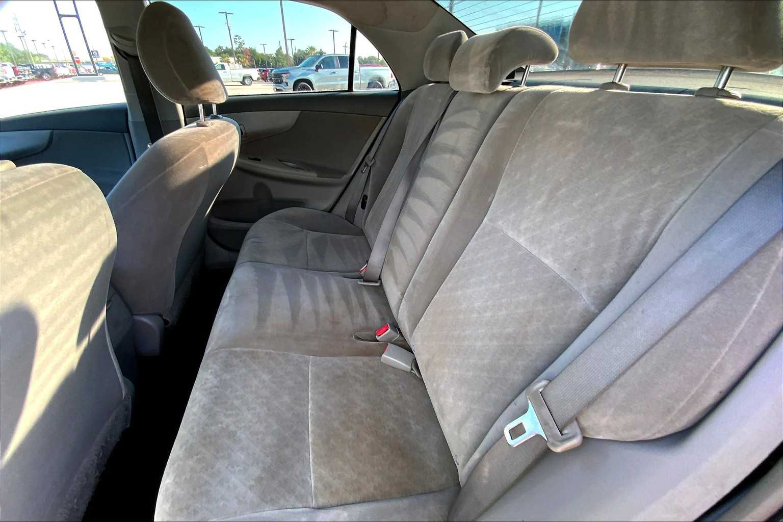 2009 Toyota RAV4 LE photo 18